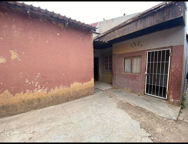 18 BEDROOM HOUSE FOR SALE IN BEZUIDENHOUT VALLEY